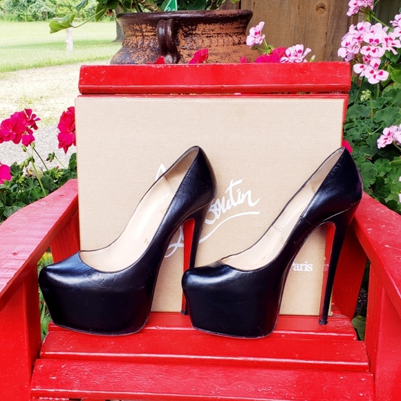 Christian Louboutin - Picture 2 of 3